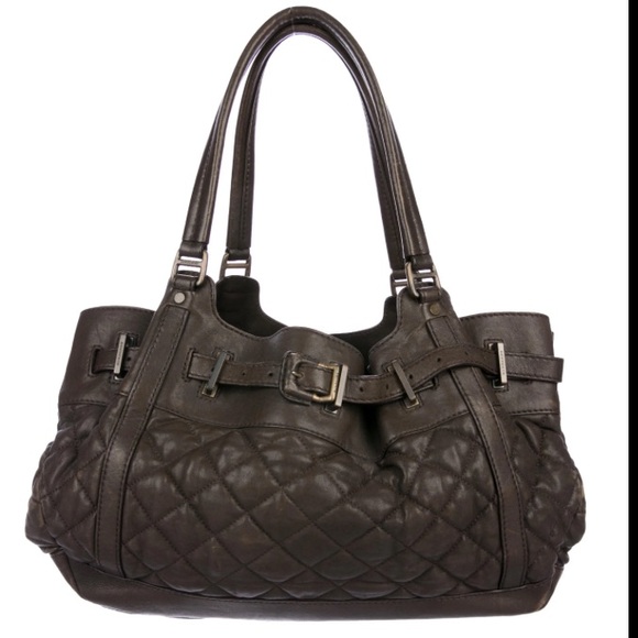 Burberry Handbags - 🥊 PRICE DROP! BURBERRY leather 
Easton Medium Landscape Tote